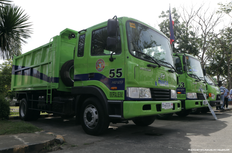 The Solid Waste Management Office gets some boost to undertake its plan of expanding the route of LGU Naga’s garbage trucks inside the city when it formally received on Monday, March 8, three of the 4 garbage trucks that the city government had purchased. A pay-loader and a bulldozer were also delivered along with the trucks.