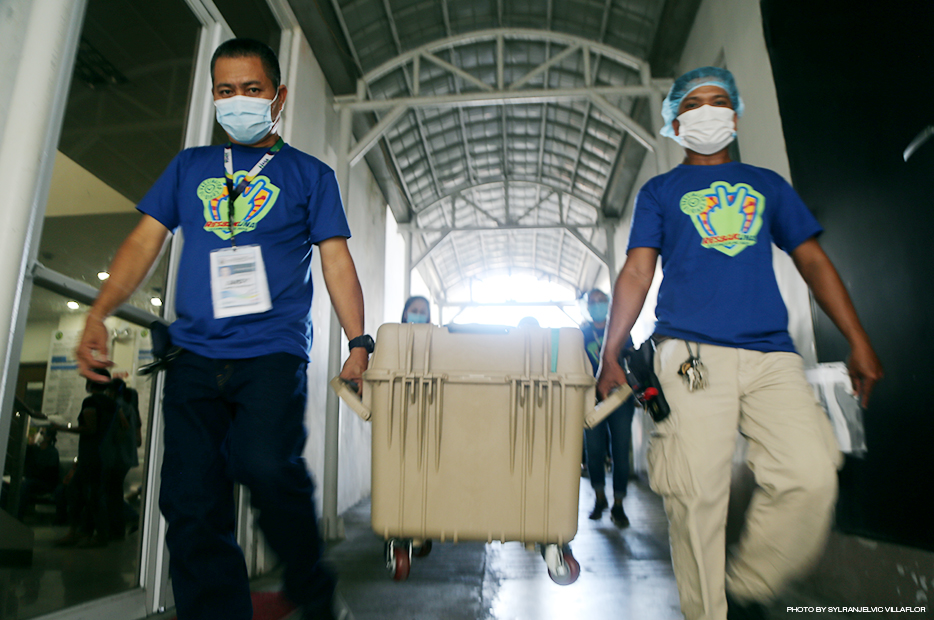SIMULATED VACCINE DELIVERY Members of the Cold Chain and Logistics Team of the Naga City Covid-19 Vaccination Operation Center carry a specially designed box of vaccines to be transported to the JMR Coliseum from the Bicol Medical Center during a simulated exercise on Tuesday.