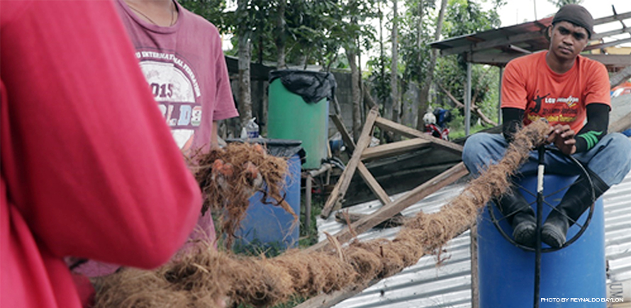 Sanitary landfill (SLF) workers make a Coir rope.