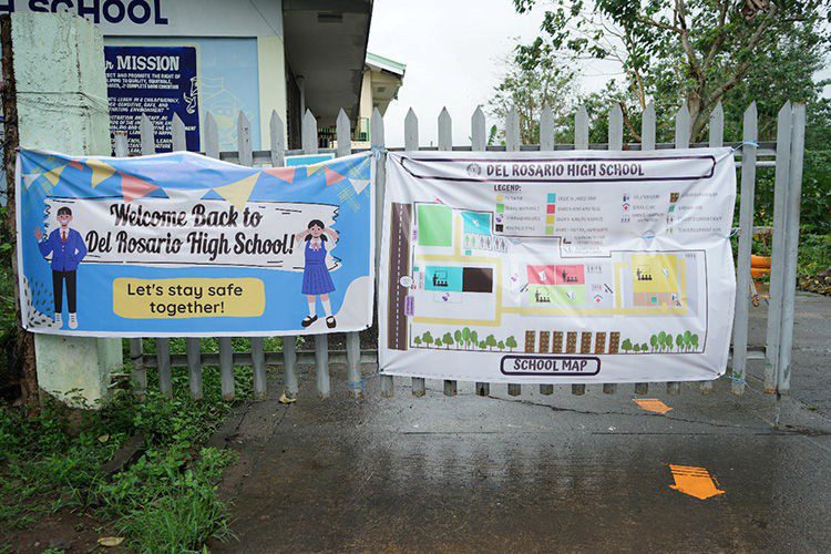 RETURN TO SCHOOL The Del Rosario High School in Barangay Del Rosario, Naga City welcomes students after more than two years in lull due to the pandemic that began in the last quarter of 2019. JBN/REYBAYLON/CEPPIO