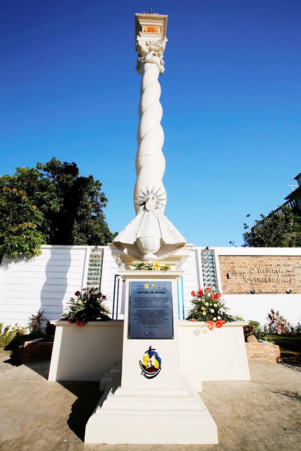 MAJESTIC AND SOLEMN This is how Caceres Archbishop Rolando Octavus Joven Tria Tirona, O.C.D., describes this commemorative monument erected by the Rotary Club of Naga to mark the 500 years of Christianity in the Philippines. The memorial stands at 15.21 meters representing the year 1521, when Christianity was first introduced in the country.