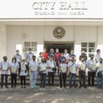 An mga myembros kan Naga City Visually Impaired Persons pigpapaheling an saindang mga NC2 certificates. Yaon man sa retrato sinda City Councilors Vidal Castillo, Omar Buenafe, Jesse Albeus, Antonio Beltran, Corazon Peñaflor, Sonny Rañola, Jose Perez, Oying Rosales asin Joselito Del Rosario.