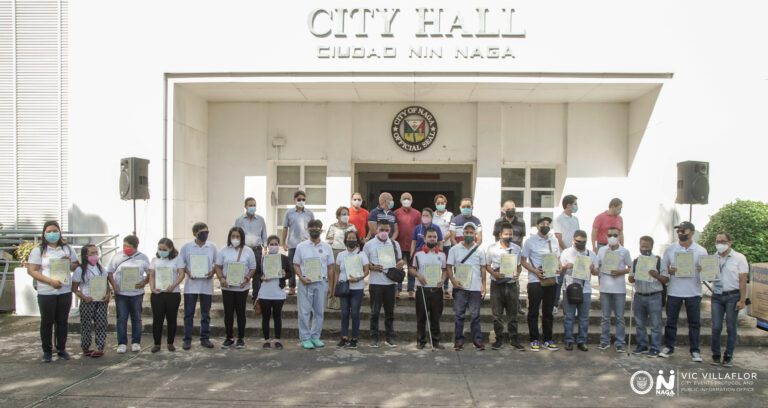 An mga myembros kan Naga City Visually Impaired Persons pigpapaheling an saindang mga NC2 certificates. Yaon man sa retrato sinda City Councilors Vidal Castillo, Omar Buenafe, Jesse Albeus, Antonio Beltran, Corazon Peñaflor, Sonny Rañola, Jose Perez, Oying Rosales asin Joselito Del Rosario.