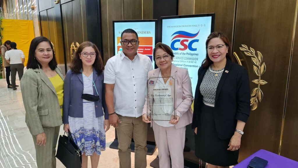 AWARD Vice Mayor Cecilia V. de Asis (4th from left) shows off the Bronze Award received by the City Government of Naga. Photo also shows, from left to right, Director IV Daisy P. Bragais, Commissioner Aileen Lourdes A. Lizada, Naga City HRMO Head Nol Jesalva, VM de Asis, and Director II Ma. Dolores D. Salud.