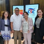 AWARD Vice Mayor Cecilia V. de Asis (4th from left) shows off the Bronze Award received by the City Government of Naga. Photo also shows, from left to right, Director IV Daisy P. Bragais, Commissioner Aileen Lourdes A. Lizada, Naga City HRMO Head Nol Jesalva, VM de Asis, and Director II Ma. Dolores D. Salud.