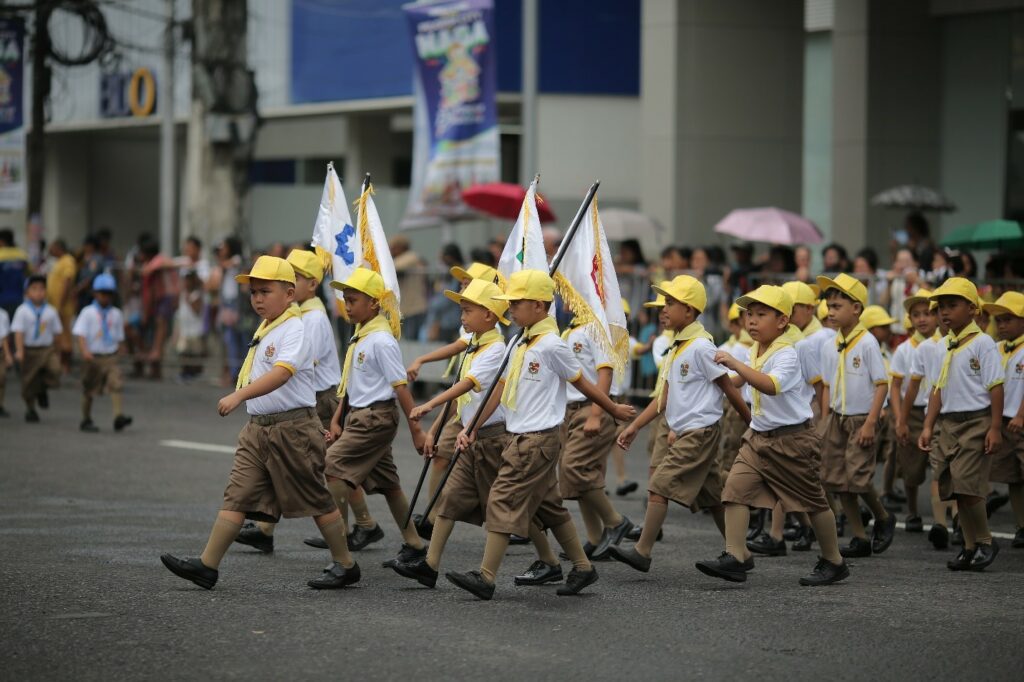 MARTSA! Sarong grupo nin mga Boy Scouts sa saindang pagbali sa parade kan 2019. (JBN/REY BAYLON/CEPPIO)