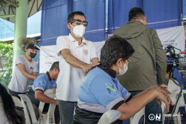 Mga empleyado kan Naga City Hall nagpapahilot kontra stress, tabang tanganing malikayan an helang.