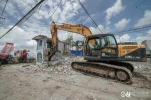 Backhoe demolishing the Barangay Hall of Mabolo