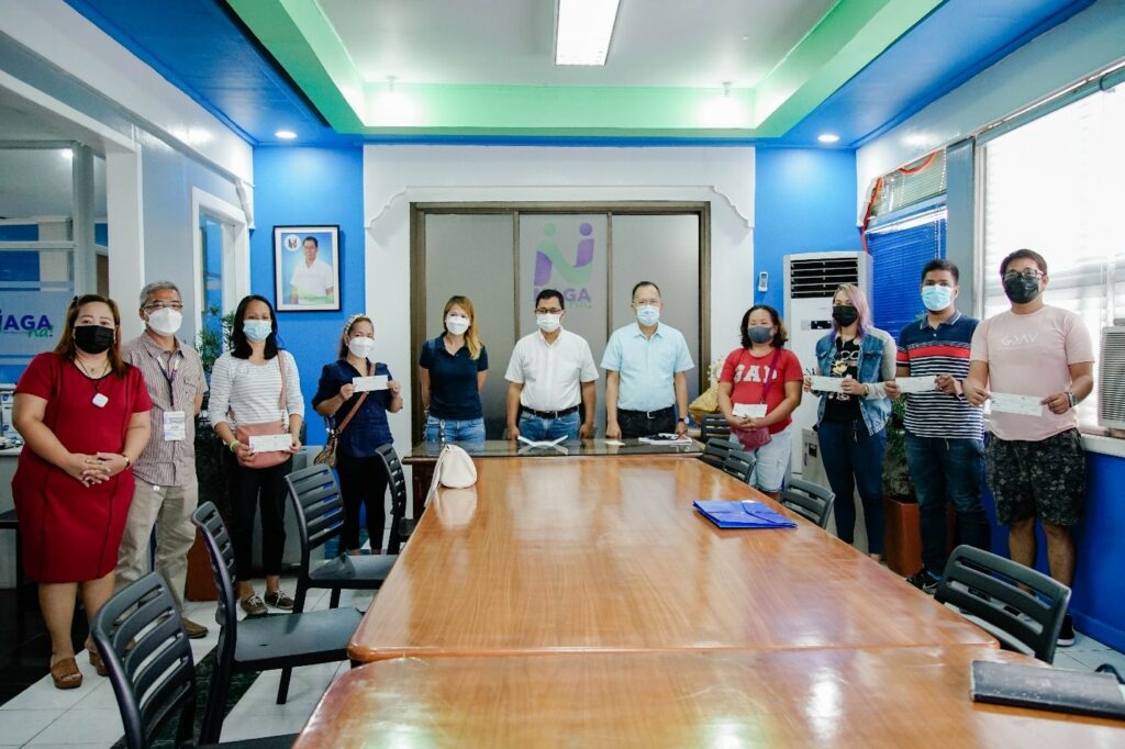 SARONG batch nin mga negosyantes na nagbenepisyo kan Business Stimulus Program kan syudad nin Naga. Yaon sa Retrato sinda Mayor Nelson Legacion (ika-anom hali sa wala), City Councilor Jose Perez (ika-lima hali sa wala), asin Metro PESO Manager Florencio Mongoso Jr. (ika-duwa hali sa to-ong parte).