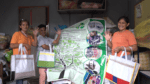 ECO-BAGS Si Maria Sonia Valdez (yaon sa wala) asin an duwa niya pang pag-iriba sa informal waste sector na imbwelto sa pagtahi nin mga eco-bags, pot holders, coin purses, asin door mats sa Solid Waste Management Office.