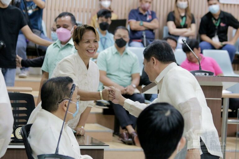 SI Ex-Officio City Councilor Corazon Peñaflor, presidente kan Liga ng mga Barangay, sa saiyang pakikipag-olay sa ibang myembros kan Sangguniang Panlungsod dapit sa synchronized rabuz na papartisiparan nin mga residentes asin opisyales kan 27 na barangay kan Naga. (JBN, CEPPIO/XERES GAGERO)