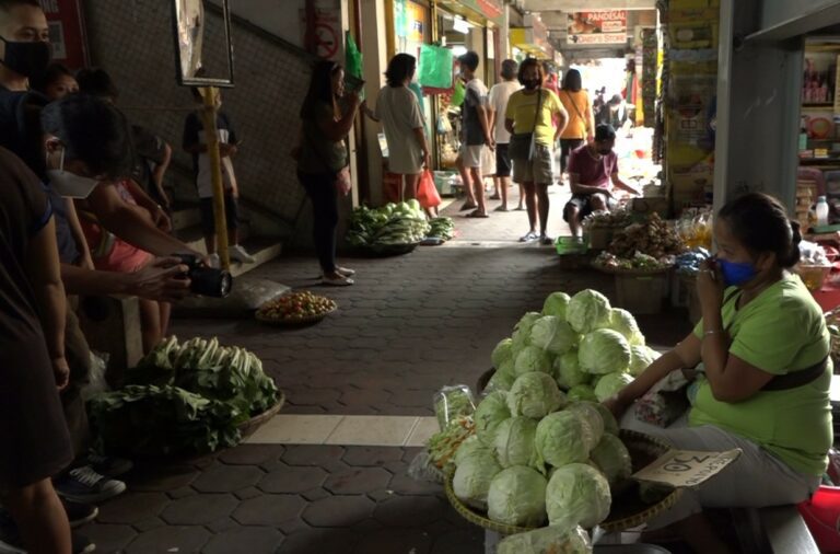 SARO sa mga pasilyo kan Naga City People’s Mall sa ground floor na napapano nin street vendors pirang aldaw bago an kapiyestahan ni Nuestra Señora de Peñafrancia.