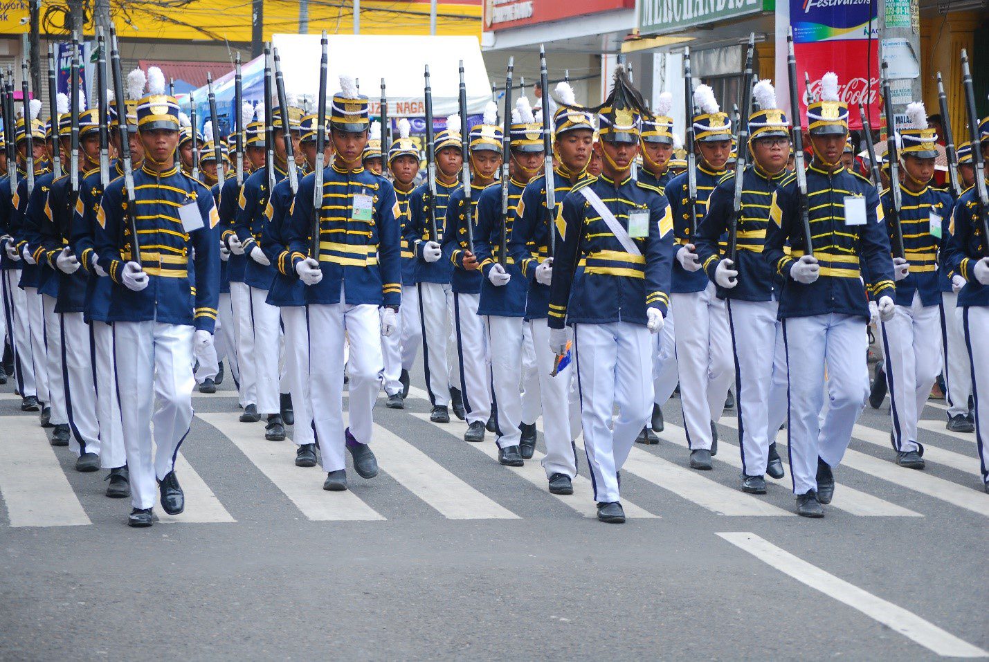 Suspendido an serbisyo kan mga telecommunication companies sa syudad nin Naga mantang piggigibo an Traslacion procession, Bicol Regional Military Parade asin an Fluvial procession na pigdadaguso nin dagmang na katao.