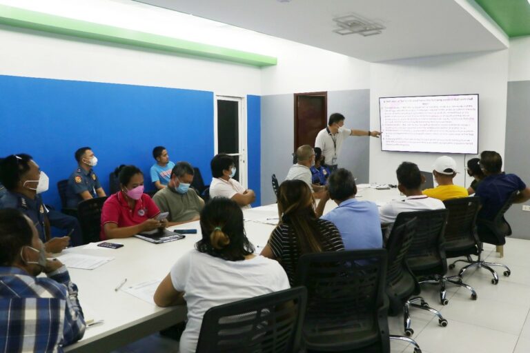 An Trade Events and Vending Committee kan LGU Naga sa orientation-meeting kan mga pag-iribang myembros, siring kan PNP, PSO asin MEPO personnel. Yaon man sa retrato an mga punong barangay asin si MEPO head Ramon Florendo (nakatindog) mantang piggigibo an sarong briefing.