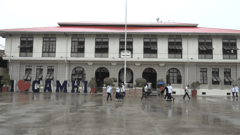 AN Gabaldon Building kan Camarines Sur National High School sa syudad nin Naga. An CSNHS bilang ikaduwa sa igwa nin pinakadakulang bilang nin mga para-adal sa bilog na rona kan Bikol.