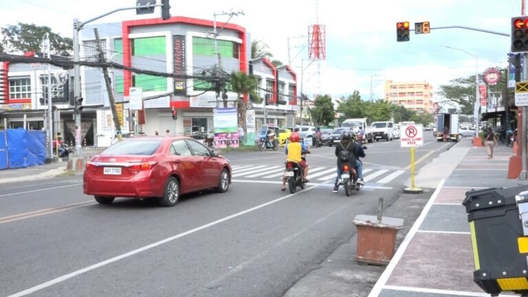 An halawig na dalan kan Panganiban Drive kun bakong rush hour.