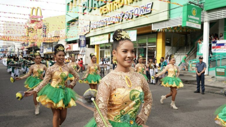 Mga estudyante na pigrerepresentar an saindang eskwelahan sa Bicol Regional Military Parade na naoktaba nin duwang taon huli sa pandemya. (Litratong kua ni Ramil Herrera)