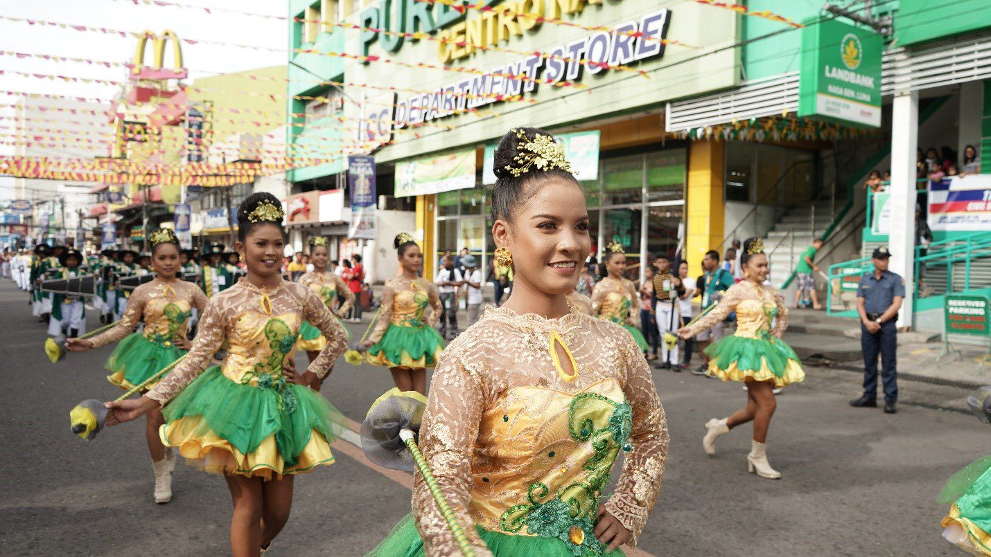 Mga estudyante na pigrerepresentar an saindang eskwelahan sa Bicol Regional Military Parade na naoktaba nin duwang taon huli sa pandemya. (Litratong kua ni Ramil Herrera)