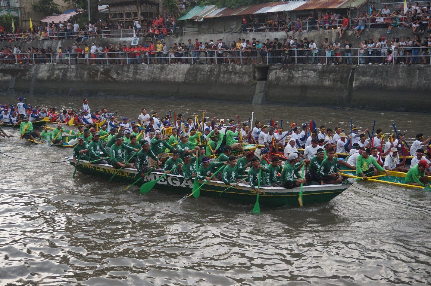 MGA voyadores na nagpartisipar bilang parasagwan sa ginibong Fluvial procession kan 2019.
