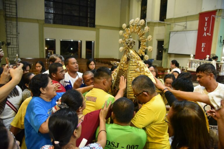 Mga debotos ni Nuestra Señora de Peñafrancia sa piggibong Dawn Procession kan Setyembre 13, 2019 kun saen pigdara an imahe kan Mahal na Ina asin El Divino Rostro sa Peñafrancia Shrine, hale sa Basilica Minore, bilang pag-andam sa Traslacion Procession kan kaparehong petsa. (Retrato kua ni Dante Garcia)