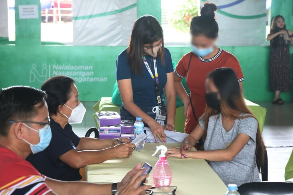 Mga personahes kan City Population and Nutrition Office na nagtataong serbisyo sa mga teenage mothers sa Nutri-Nanay asin Nutri-Ataman activity sa City People’s Hall kan Hulyo 28.