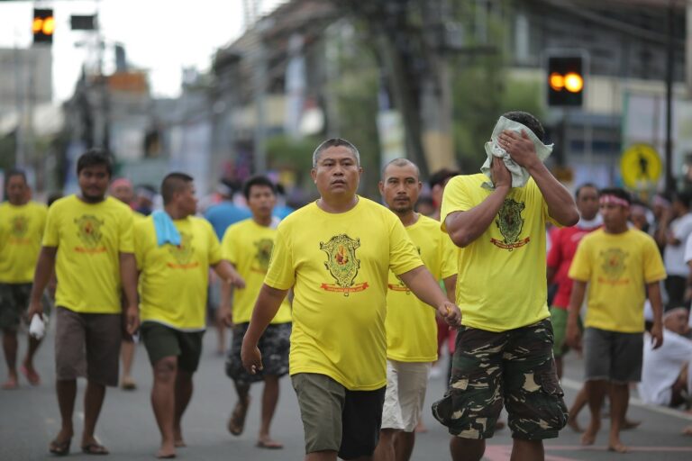 MYEMBROS kan Confradia de San Jose na nag-alalay sa direksyon kan andas kan Mahal na Ina asin El Divino Rostro sa piggibong Traslacion procession kan 2019.