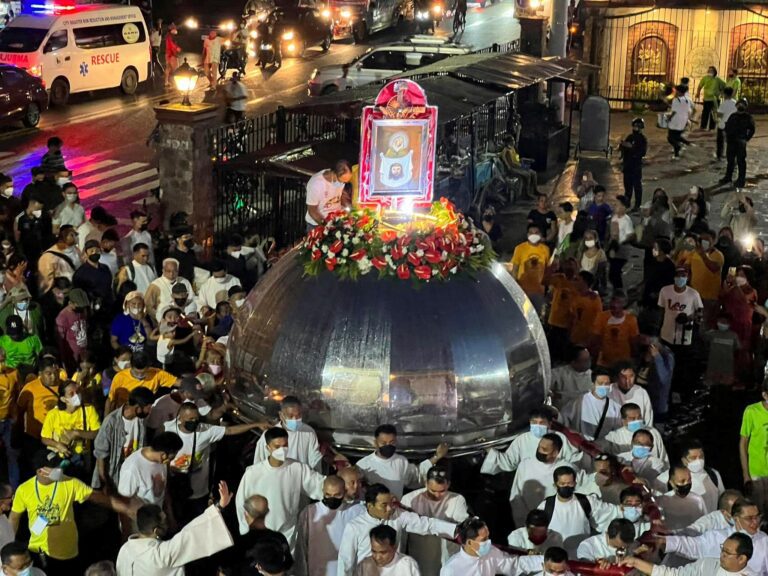 IMAHEN kan El Divino Rostro na pigdara kan mga kapadean gikan sa Basilica Minore sa Peñafrancia shrine kan Agosto 30 tanganing poonan an nobena na matapos sa Setyembre 8.