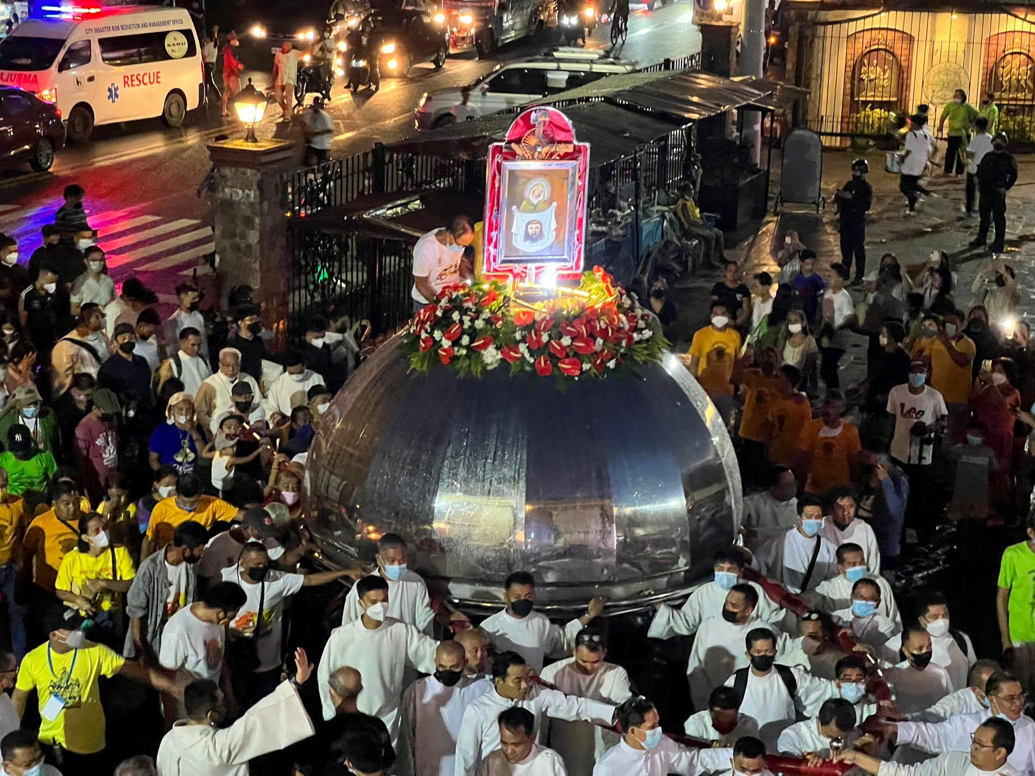 IMAHEN kan El Divino Rostro na pigdara kan mga kapadean gikan sa Basilica Minore sa Peñafrancia shrine kan Agosto 30 tanganing poonan an nobena na matapos sa Setyembre 8.