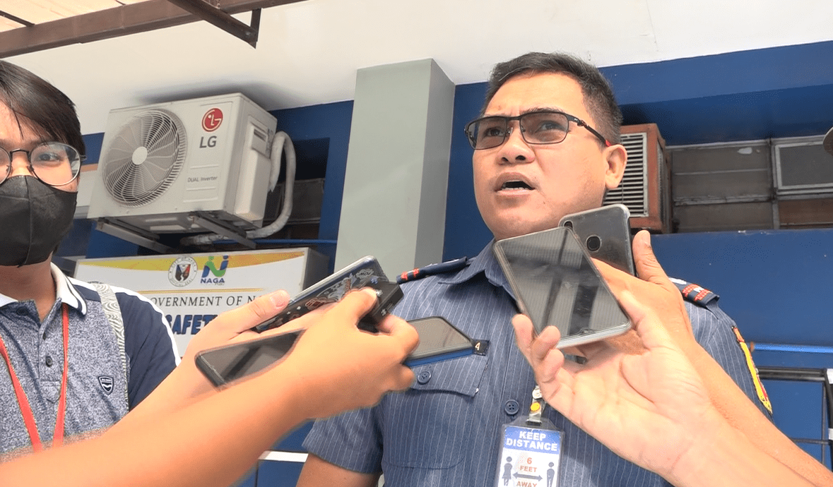 SI Police Lt. Col. Garchitorena sa saiyang pakikipag olay sa nagkakapirang myembros kan Naga City Hall Press Corps. KIM POÑADO/CEPPIO