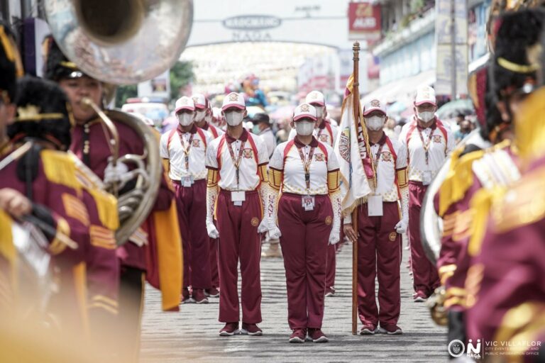 AN University of St. Anthony na nagmartsa sa parada gikan sa syudad nin Iriga, Camarines Sur, saro sa mga participating schools na nakaguno nin mga awards kan Setyembre 16, aldaw nin Byernes. (Vic Villaflor, CEPPIO)