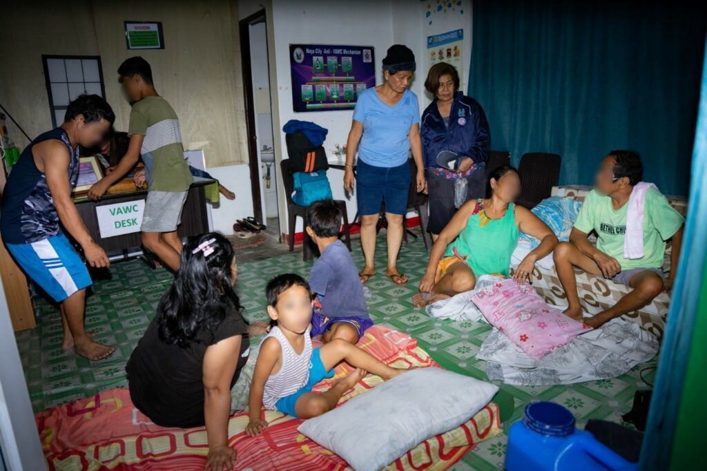 MGA evacuees na pigpatiripon ni Liga ng mga Barangay President Maria Corazon Peñaflor sa Barangay Hall kan Calauag. (Ramil Herrera, CEPPIO)