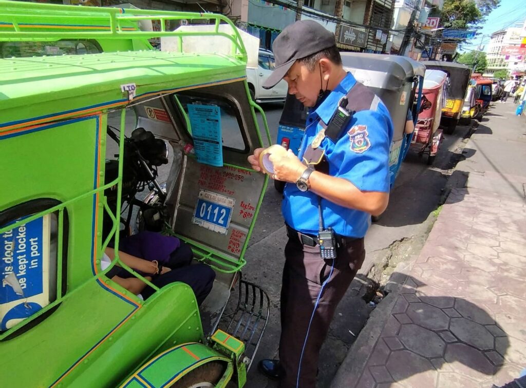 PERSONAHE kan Public Safety Office nagpapaskil kan anunsyo dapit sa bagong pamasahe sa trimobile. (Gian Basco, CEPPIO)