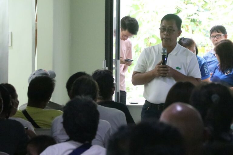 SI Mayor Nelson Legacion sa saiyang paghampang sa mga residenteng apektado kan demolisyon sa Fernandez Compound, Barangay Sta Cruz.