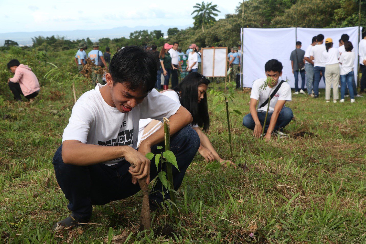 MGA partisipantes na nagtanom nin mga poon nin kahoy sa Barangay Panicuason kan Setyembre 13, National Tree Planting Day.