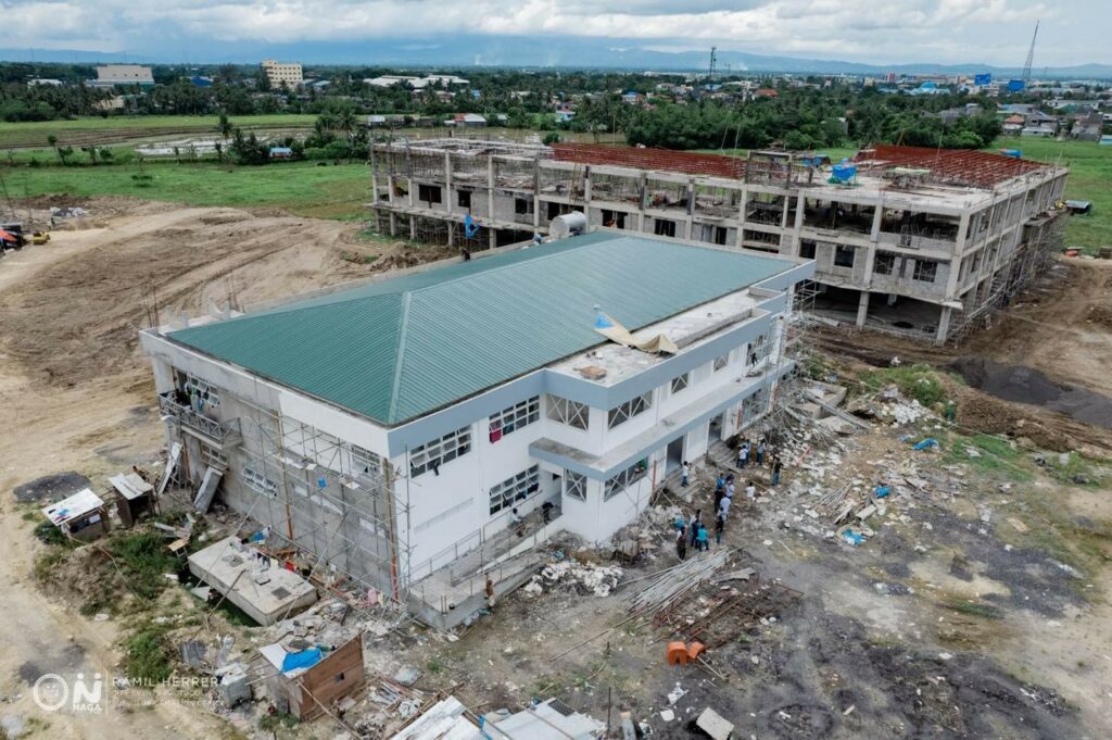 Aerial shot kan Naga City Event and Evacuation Center II sa laog kan Balatas New Development Area na pigkua kan Setyembre 30, ngonian na taon. (Ramil Herrera, CEPPIO)