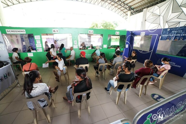 MGA magurang na nagparehistro kan saindang mga aki sa free child birth registration sa City People’s Hall kan National Children’s Month na pigselebrar kan Nobyembre 18, 2021.