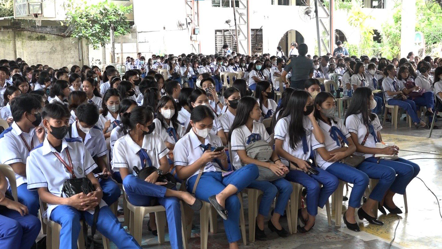 MGA Senior High School students kan Camarines Sur National High School sa piggigibong serye nin orientation na nagmamawot madagdagan an saindang kaaraman dapit sa sadireng kaligtasan asin mga deretso.