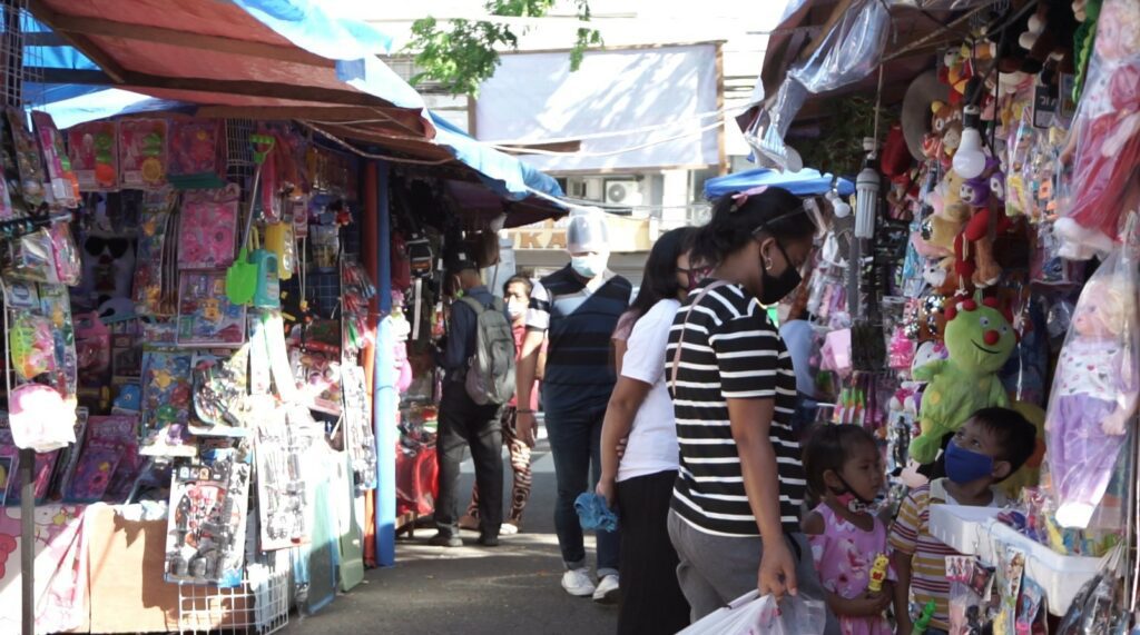 MGA Christmas gift items na taon-taon pigtitinda sa Kinastilyohan St., pirang aldaw bago an pasko. (Vic Villaflor, CEPPIO)