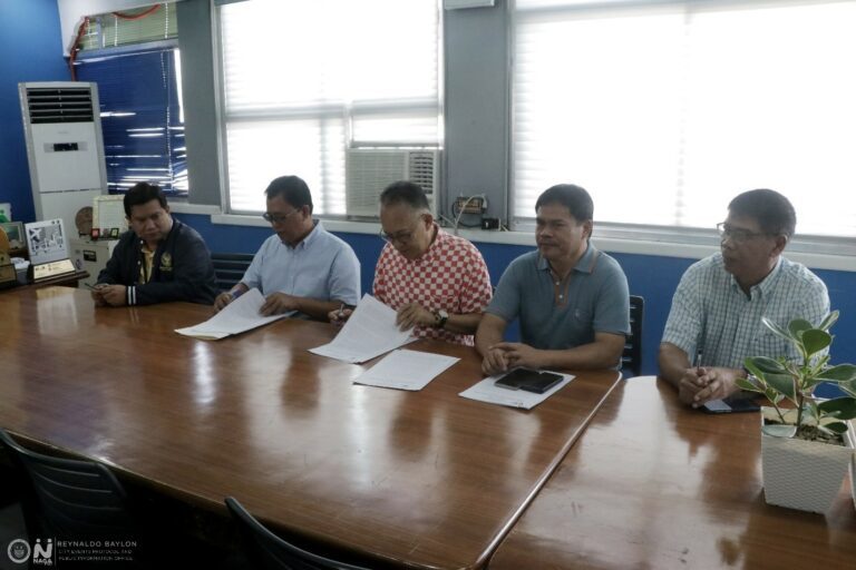 MAYOR Nelson Legacion (2nd from left) affixes his signature in the ordinance that enjoins trimobile drivers and sari-sari store owners to use electronic wallet in collecting payments from their customers or passengers as mandated by the Paleng-QR PH program of the Bangko Sentral ng Pilipinas (BSP) and the Department of Interior and Local Government. Photo also shows city councilors Jose B. Perez (3rd from left) and Joselito S.A. del Rosario (2nd from right) along with Reuel Oliver (rightmost), the chief of Investment, Trade, and Promotions Office of the city government.