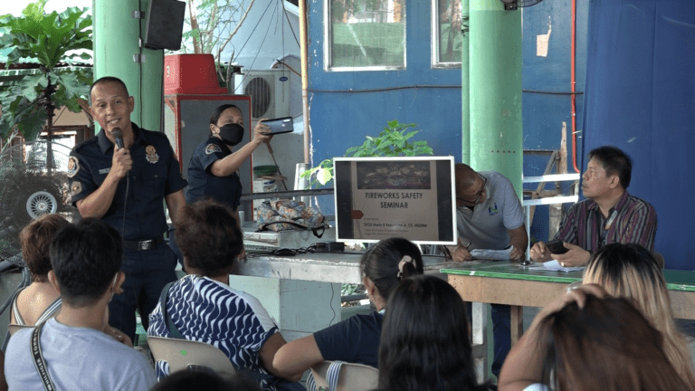 FIREWORKS SAFETY SEMINAR. Pigpangenotan kan Bureau of Fire Protection sa syudad nin Naga an pagtao nin mga importanteng pagiromdom sa mga firecracker vendors tanganing masyerto an kaligtasan sa pagselebrar kan Christmas.