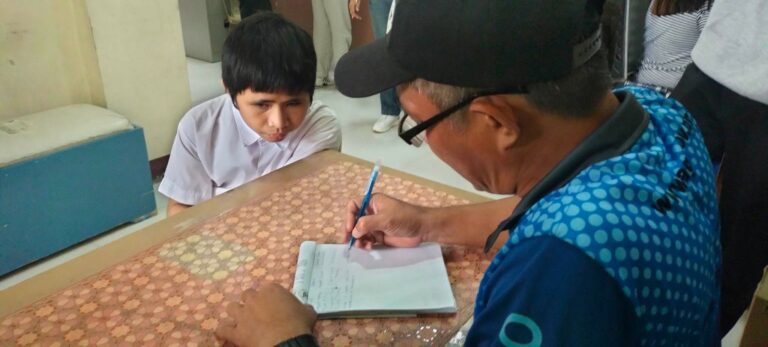 MADYA NA MAGPALISTA Si Manuel Luis Palmiano, 14 years old residente kan Brgy. Calauag asin sarong visually-impaired PWD, nagpalista sa opisina kan PDAO tanganing makinabang sa libreng serbisyo na pigtatao sa lindong kan “Operation Klaro” kan LGU Naga asin non-government organization nin mga ophthalmologists asin optometrists. Angela Cano/Tantan Camano photo