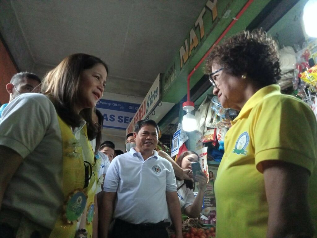 FORMER Tourism Secretary Bernadette Romulo–Puyat (leftmost), Bangko Sentral ng Pilipinas deputy director, with City Councilor Joselito S.A. Del Rosario (middle), converses with NCPM stall owner Natividad Rebillon about the vendor’s experience in using e-wallet in her business transactions.