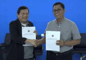 STARTUP Mayor Nelson Legacion (right) and NCF President Villanueva show copies of the memorandum of agreement that defines the idea2startup program which aims to boost the operations of startup industry in the city