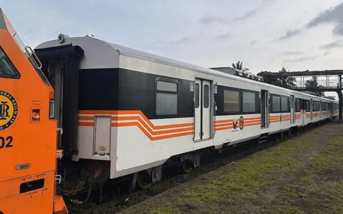 Each way, travel time is two hours and 11 minutes using a diesel hydraulic locomotive engine with five passenger coaches that can carry up to 1,300 passengers. PortCalls website/Photo from PNR.