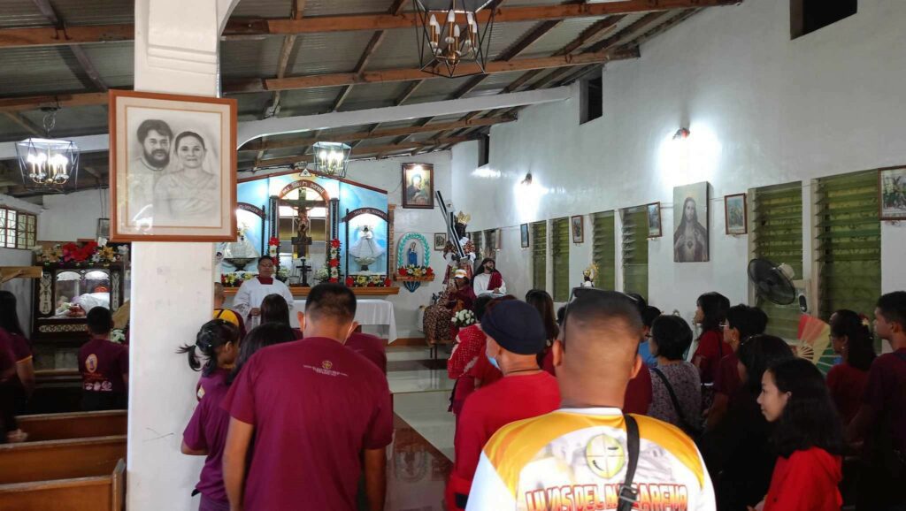 THE members of the Hijos de Nazareno from the pilgrim city of Naga fervently praying before receiving the revered image from the chapel owned by the Redondo family in Barangay Palsong, Bula, Camarines Sur. The significant moment precedes the solemn transport of the image to Naga, setting the stage for the upcoming feast.