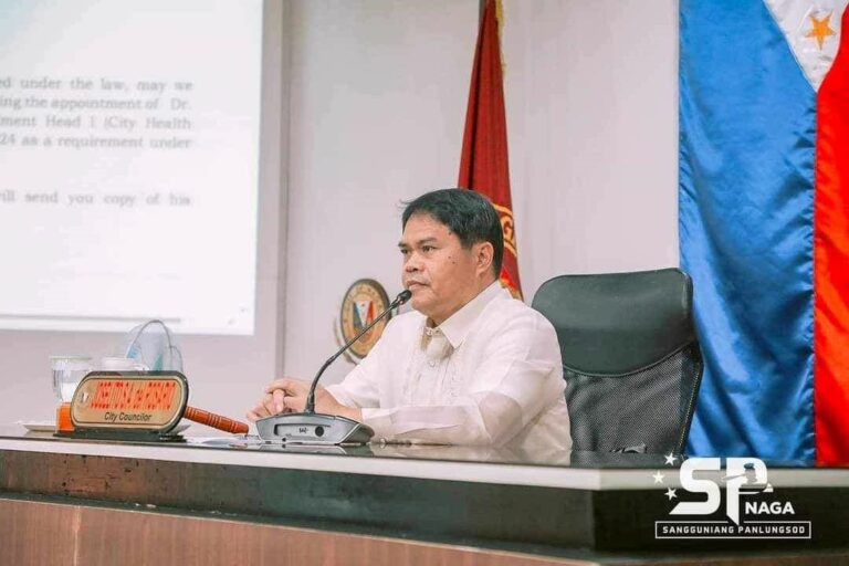 LIMITING USE OF THE PHONE IN CLASS - City Councilor Joselito Del Rosario, Chairman of the Committee on Education, pushing for ordinance limiting the use of phones during school hours. (Sangguniang Panlungsod ng Naga/File)